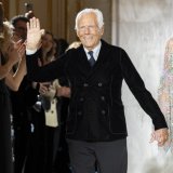 Giorgio Armani a chargé la fondation qui hérite de sa société "de céder une participation de 15%" à un géant du monde de la mode "entre 12 et 18 mois après l'ouverture du testament" (archives). KEYSTONE/AP/Lewis Joly